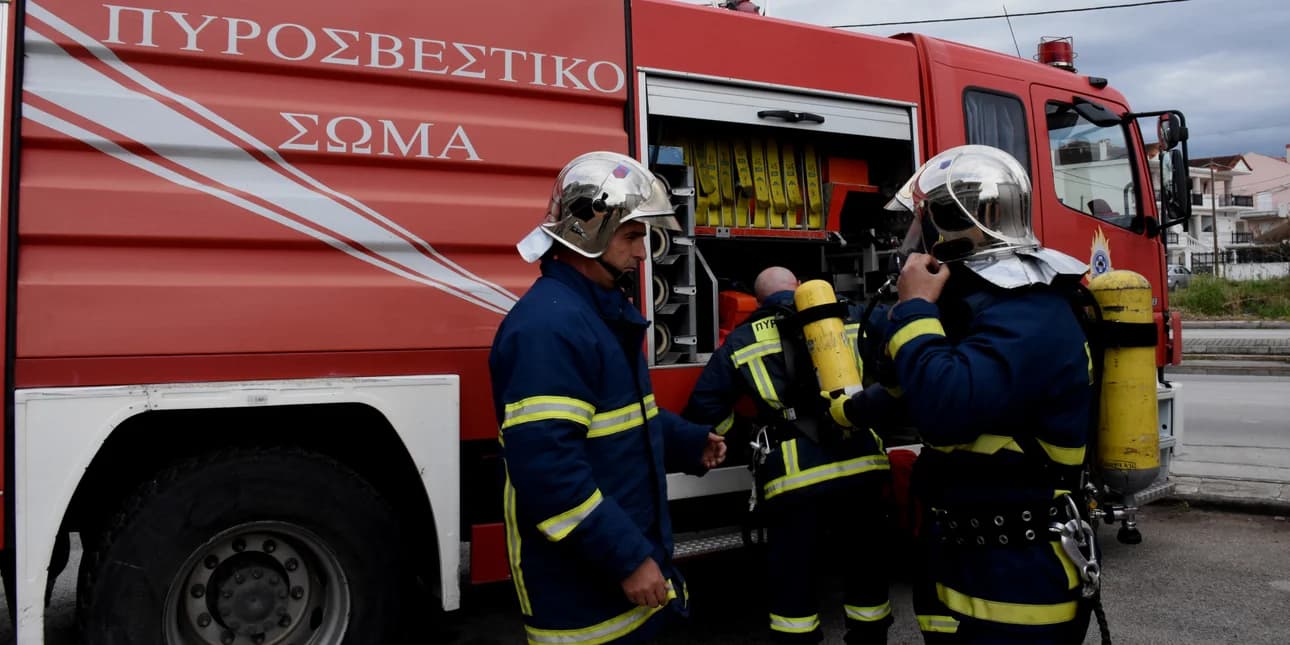 Πυροσβέστες στο Ηράκλειο και πολυκατοικία